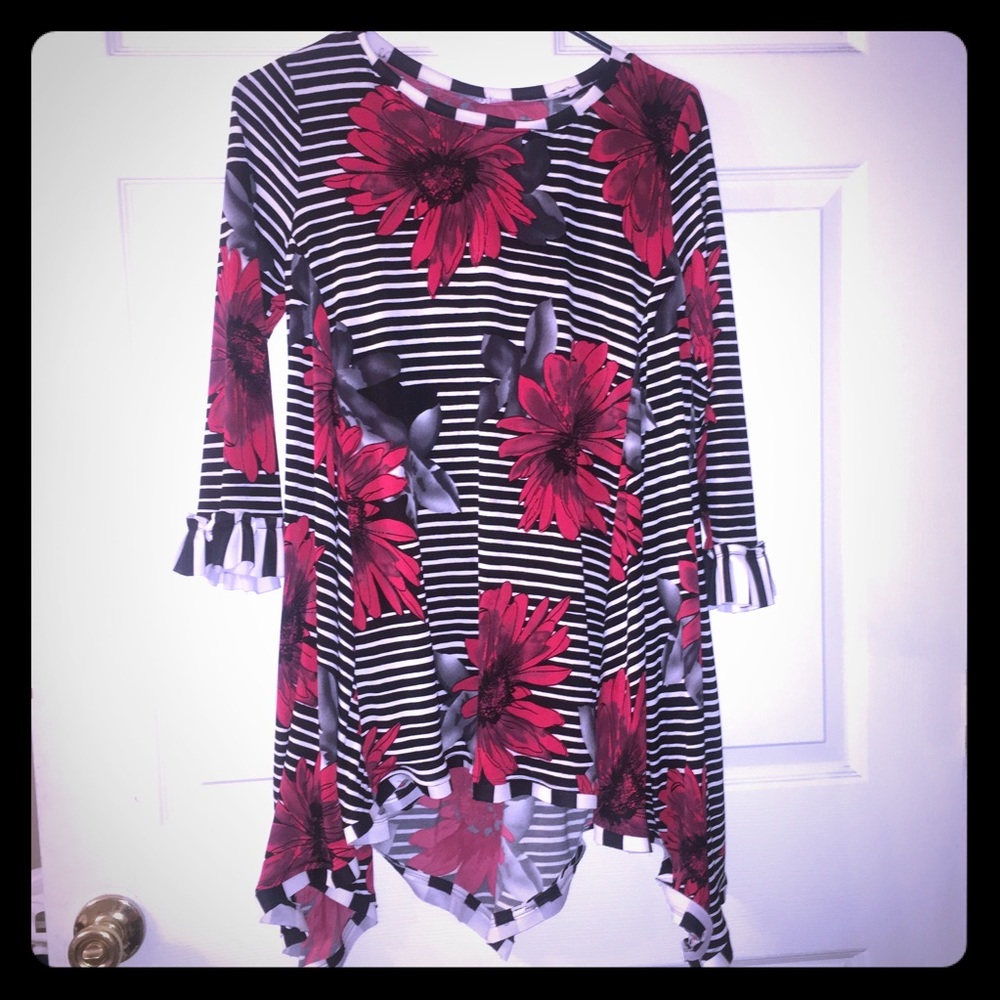 Red, black, and white tear drop top.